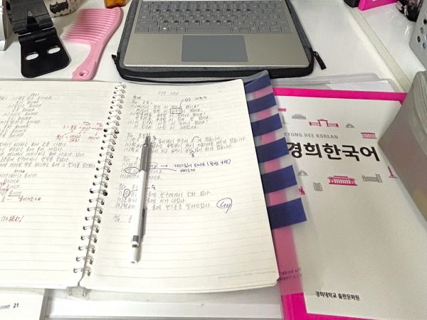 勉強中の机上の様子です。部屋だけでなく、図書館やカフェで勉強することもありました。