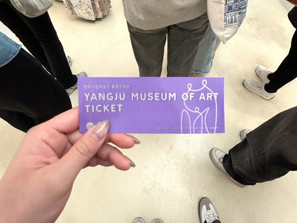 現地学習で訪れた、楊州市立張旭鎭美術館です。韓国の近現代美術作品と精神を学びました。