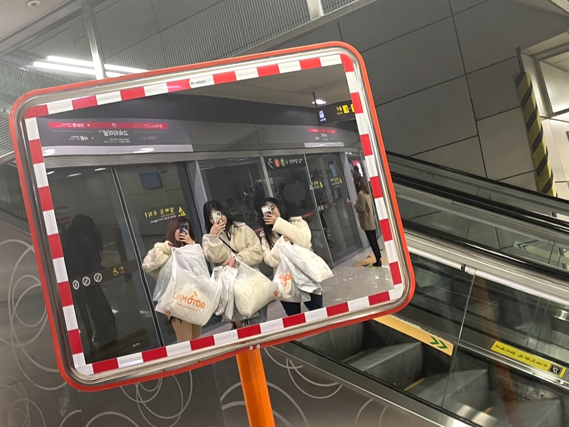 韓国の電車で友達と鏡の中で