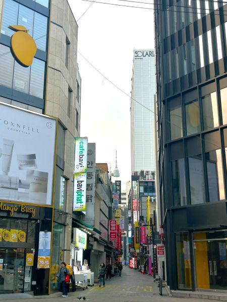 早朝の明洞の風景