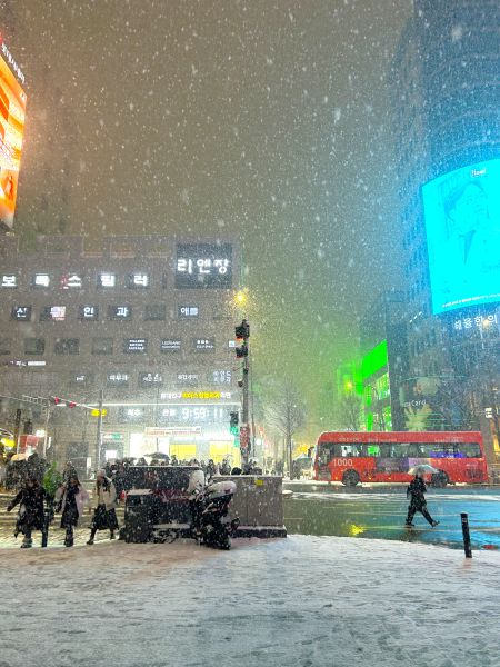 雪の韓国の街並み