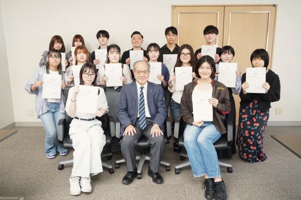 学生広報委員と吉田学長