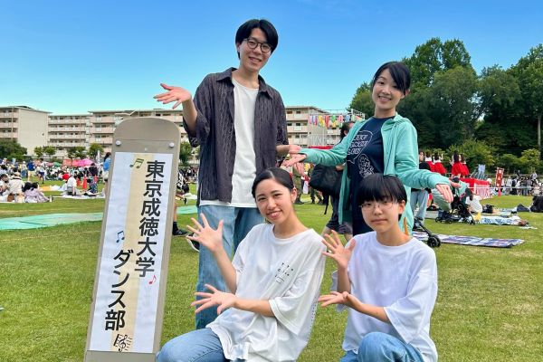 ダンス部のメンバーと顧問の羽岡先生