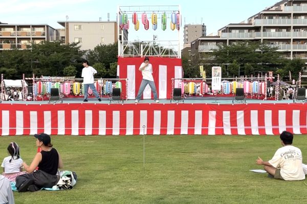 ステージでダンスを披露するダンス部