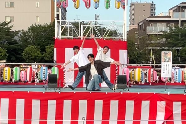 ステージでダンスを披露するダンス部