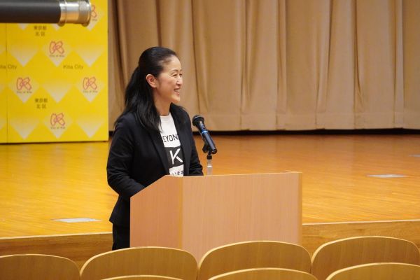 メンバーに講評を伝える やまだ加奈子北区長