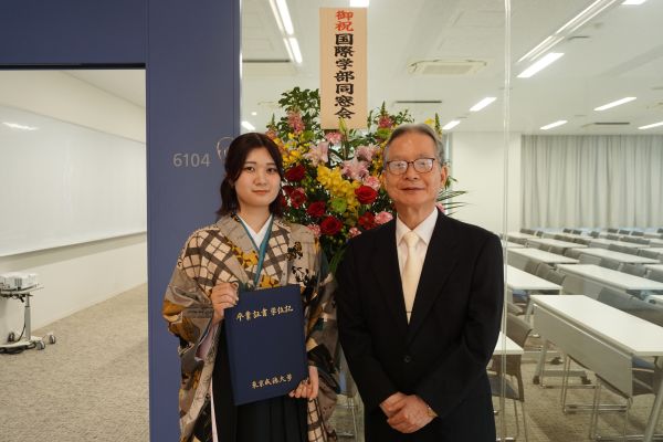 芳賀 国際学部長と