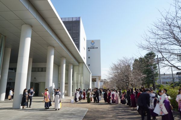 多くの卒業生でキャンパスも賑わいました