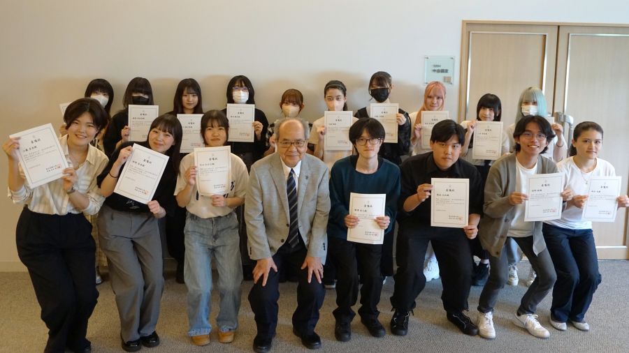 学生広報委員の学生と吉田学長