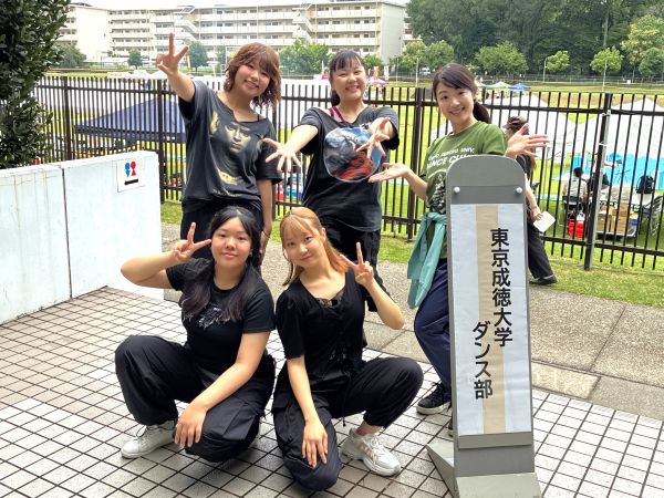 ダンス部の学生と顧問の羽岡先生