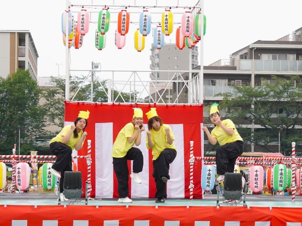 2・3曲目パイナップルとバナナの被り物を付けて
