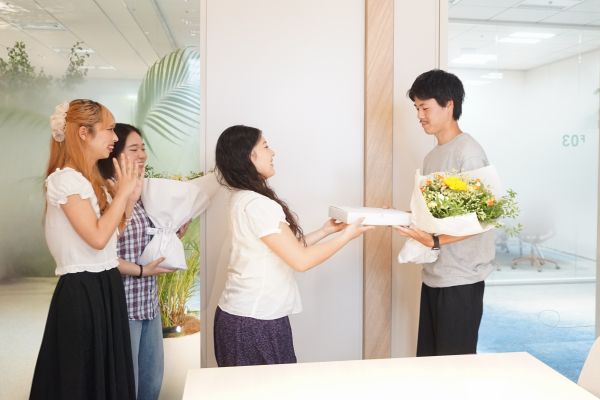 昨年、厳しくも温かいアドバイスをくださった濵屋監督に、学生たちからお祝いの花束をお渡ししました