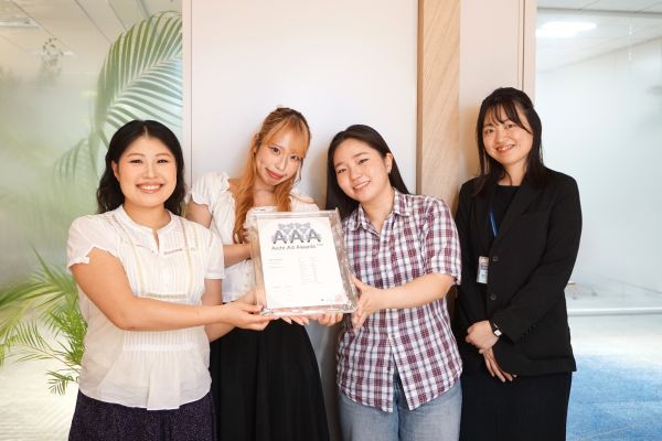 「AICHI AD AWARDS 2026」にて広告賞の賞状を受け取る学生たち
