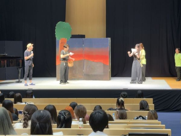 ミニレクチャーで舞台を体験する学生たち