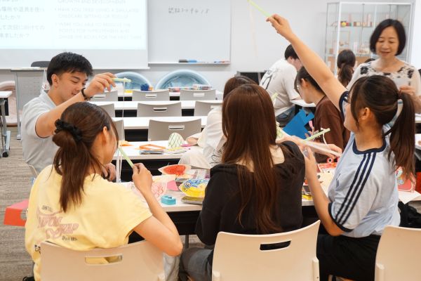 授業に参加するインターンシップ生