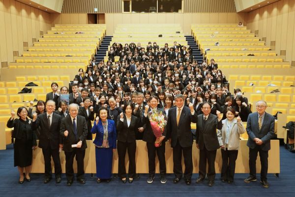 鈴木氏を囲んで　集合写真
