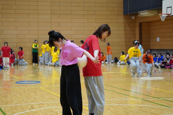 障害物競走・1年生と2年生が力を合わせます