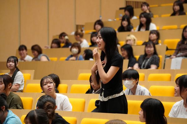 クロストークで質問する学生