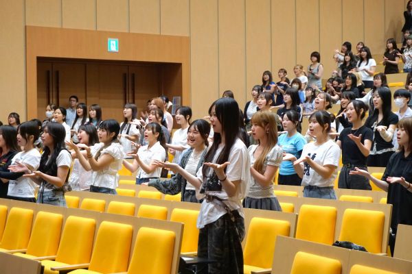 全員で「ありがとうの花」を合唱