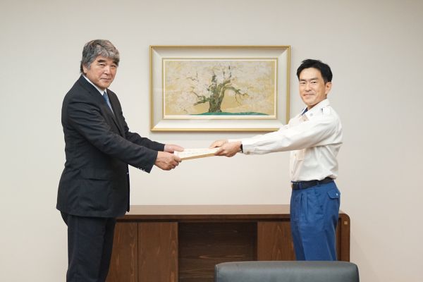 表彰を受ける木内短大学長