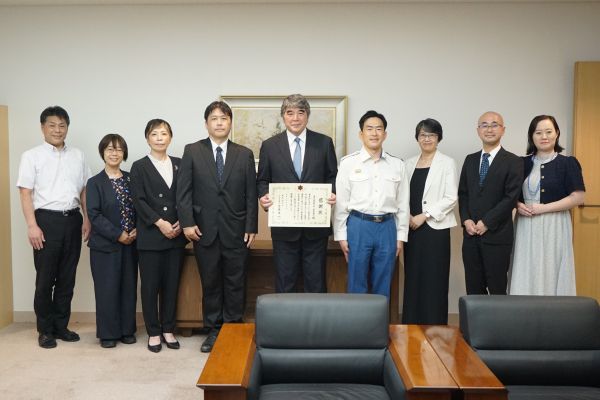 王子消防署警棒科長と本学教員たち